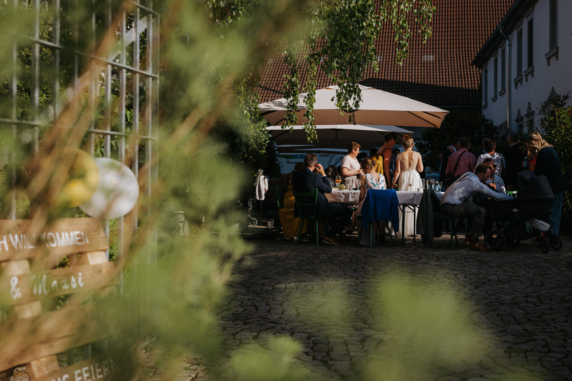 Empfang im Innenhof der Hochzeit und Event Location Winzerhof Stahl, Auernhofen, nähe Taubertal zwischen Würzburg und Rothenburg o. d. T. in Franken, Bayern