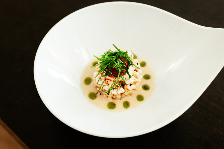 9-Gänge Menu im Fine Dining Restaurant Stahl Auernhofen: Gewürzbulgur l Schmalzmüllerkäsebruch l Ajoblanco l Waldshoyu