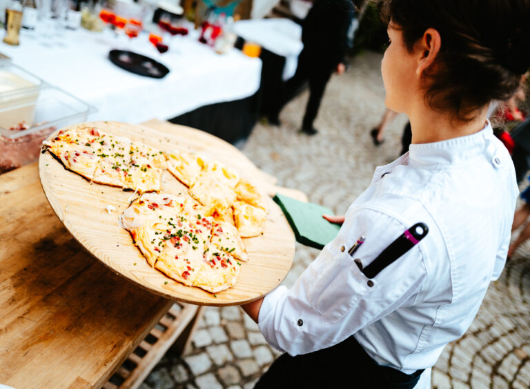 Hochzeitsempfang mit Flammkuchen aus dem Steinofen in der Hochzeit Event Location Winzerhof Stahl™ nahe Taubertal zw. Würzburg u. Rothenburg · köstlich speisen, feine Weine, feiern bis zum Morgengrauen