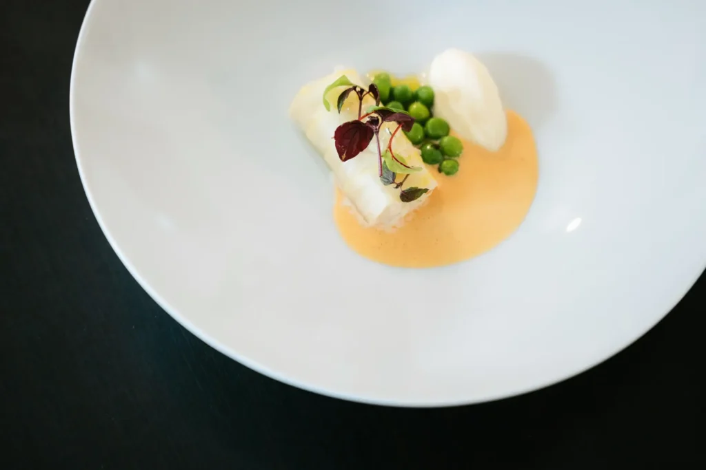 9-Gänge Menu im Fine Dining Restaurant Stahl Auernhofen: Cannelloni von Spargel und Flusskrebsen mit Beurre Blanc Eis