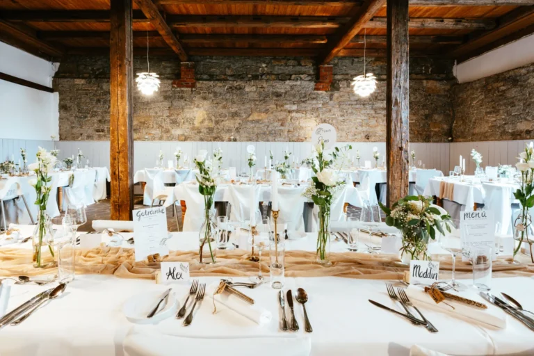 Hochzeitsdekoration Festsaal "Tenne" in der Hochzeitslocation Winzerhof Stahl™ Auernhofen nahe Taubertal zw. Würzburg u. Rothenburg · köstlich speisen, feine Weine, feiern bis zum Morgengrauen