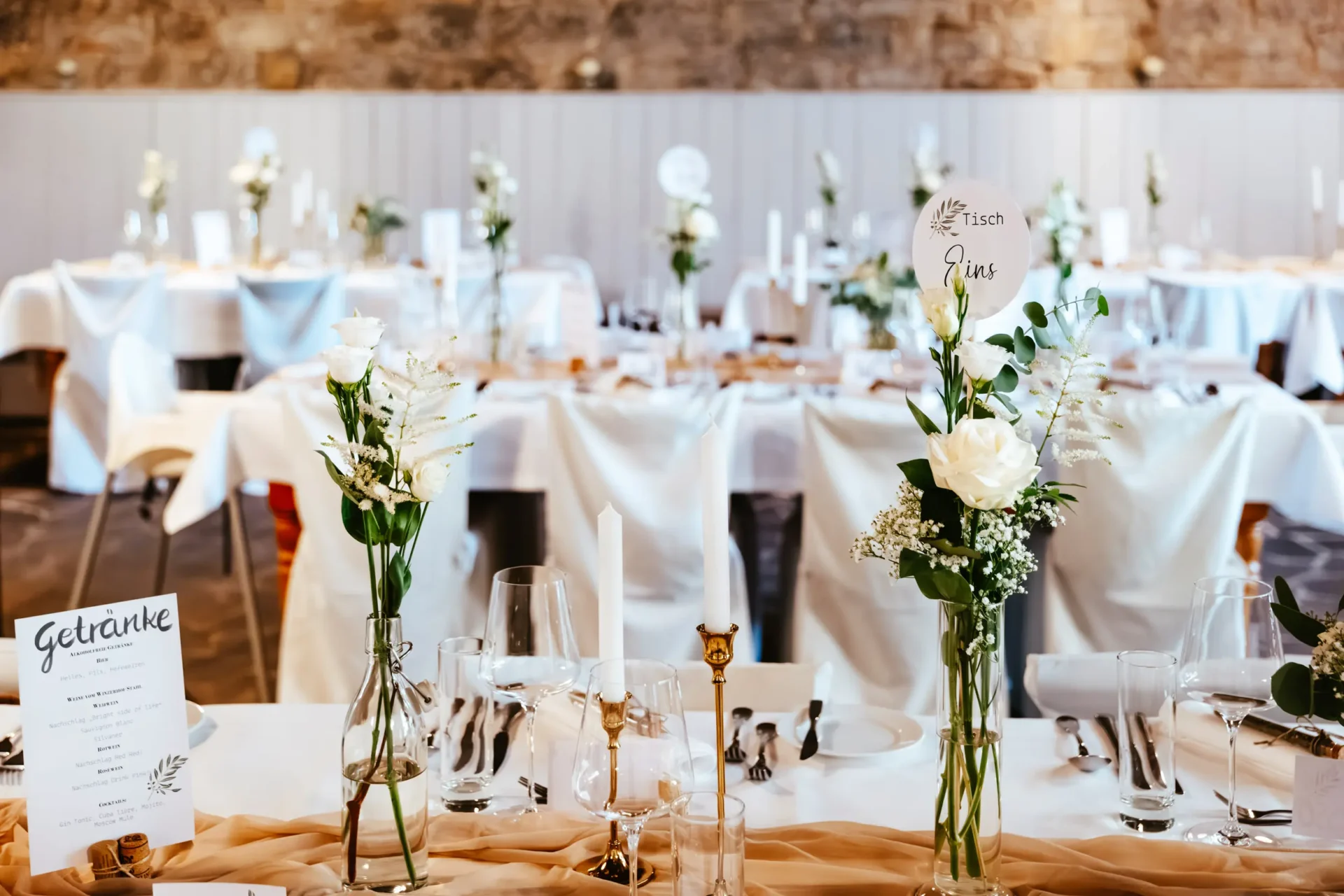 Veranstaltungsraum "Tenne" mit Dinnertafel und Hochzeitsdekoration in der Hochzeit und Event Location Winzerhof Stahl, Auernhofen, nähe Taubertal zwischen Würzburg und Rothenburg o. d. T. in Franken, Bayern