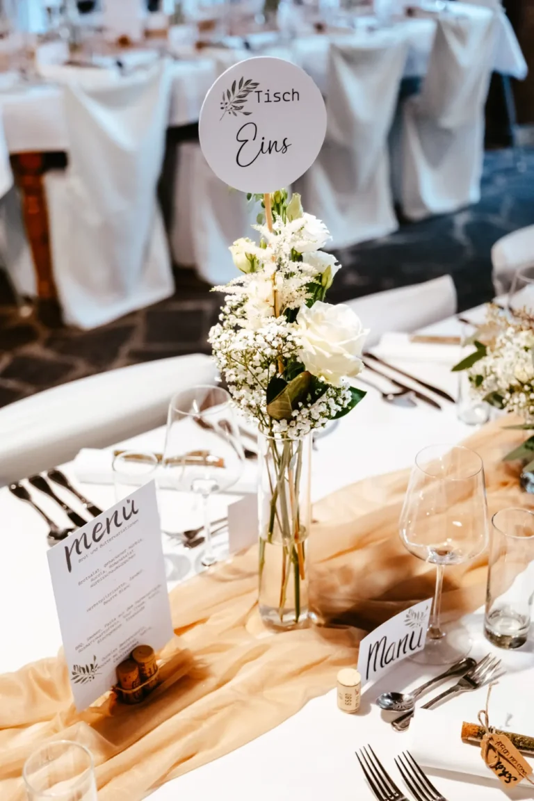 Tischdekoration im Festsaal "Tenne" in der Hochzeit Event Location Winzerhof Stahl™ nahe Taubertal zw. Würzburg u. Rothenburg · köstlich speisen, feine Weine, feiern bis zum Morgengrauen