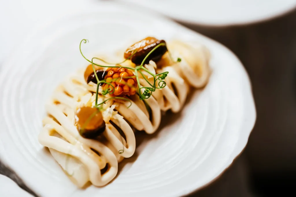 9-Gänge Menu im Fine Dining Restaurant Stahl Auernhofen. Vegetarischer Gang: Sellerie aus dem Salzteig, gefüllt mit einer fermentierten Sojapilzduxelles, garniert mit Meerrettich, geräuchertem Sauerrahm und Senfcreme