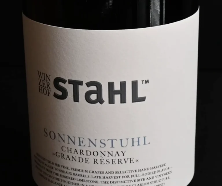 Feine Weißweine aus Franken vom Winzerhof Stahl Auernhofen · 4 Hauben Gault&Millau für den Sonnenstuhl Chardonnay Grande Reserve