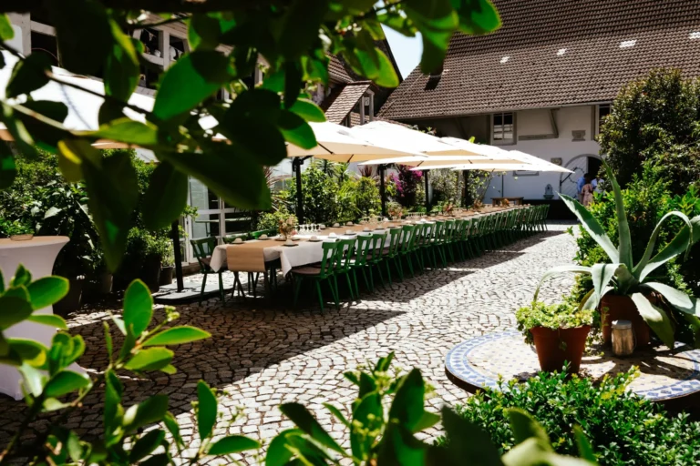 Hochzeitstafel im Innenhof der Hochzeitslocation am Taubertal zw. Würzburg u. Rothenburg · Winzerhof Stahl™ Auernhofen · fein speisen, feine Weine, feiern bis zum Morgengrauen