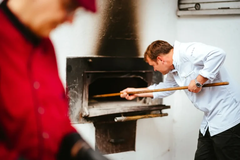 Flammkuchen aus dem Steinofen in der Hochzeitslocation Winzerhof Stahl™ Auernhofen nahe Taubertal zw. Würzburg u. Rothenburg · köstlich speisen, feine Weine, feiern bis zum Morgengrauen