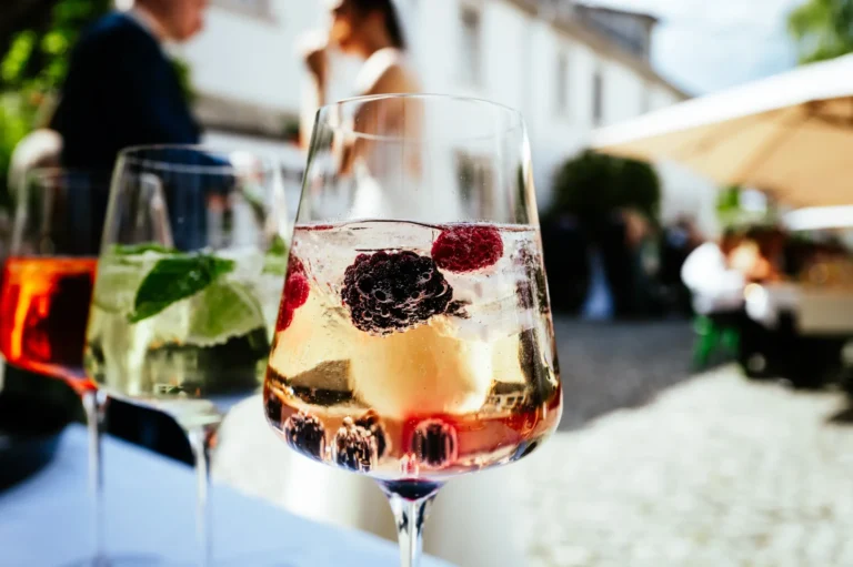 Hochzeitsempfang mit Sommerdrinks und Flammkuchen aus dem Steinofen in der Hochzeit Event Location Winzerhof Stahl™ nahe Taubertal zw. Würzburg u. Rothenburg · köstlich speisen, feine Weine, feiern bis zum Morgengrauen