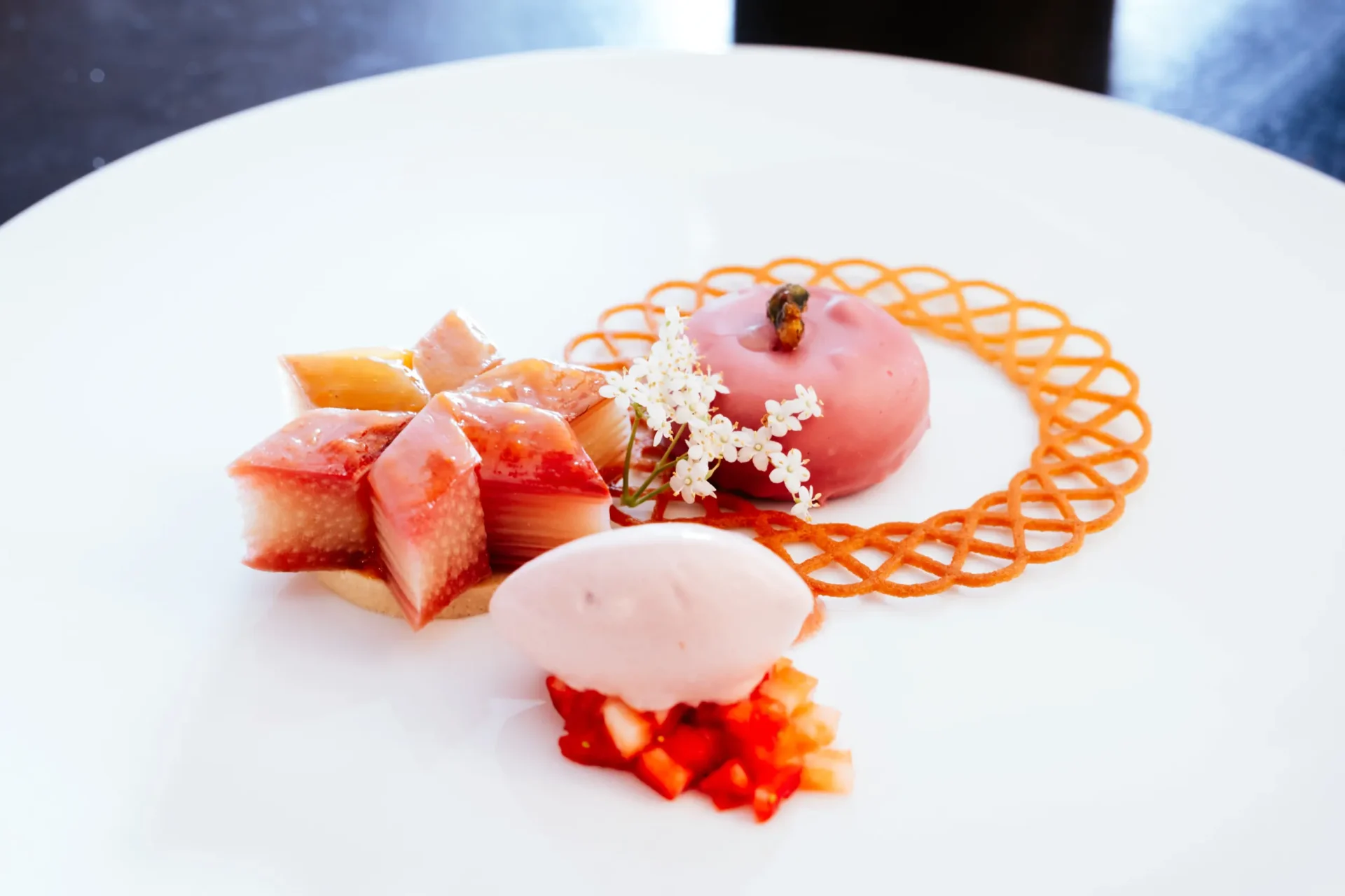 9-Gänge Menu im Fine Dining Restaurant Stahl Auernhofen: Desert Erdbeer- und Rhabarbervariationen