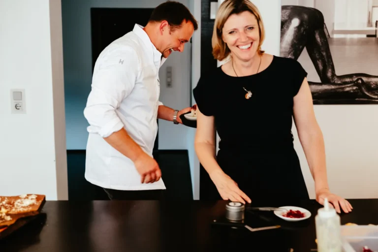 Pressekontakt Michaela Störr von Störfaktor PR und Christian Stahl in der Küche des Fine Dining Restaurant Stahl™ im Winzerhof Stahl Auernhofen