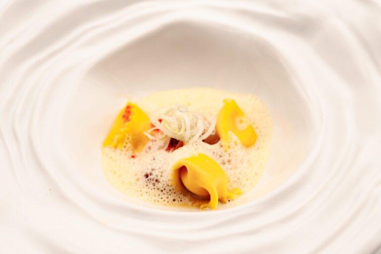Frisch im neuen Herbst Menu im Fine Dining Restaurant Stahl: gegrillter Hummer | Fagottini | Paprika | Krustentierfumè