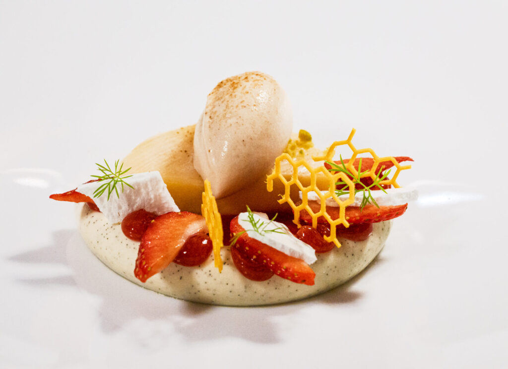 Michelin Stern gekröntes 9-Gänge Menu im Restaurant Stahl Auernhofen: Desert: Belle Époque | Tarte | Rhabarber | Erdbeere | Fenchel