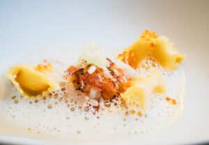 Frisch im neuen Sommer Menu im Fine Dining Restaurant Stahl: gegrillter Hummer | Fagottini | Paprika | Krustentierfumè