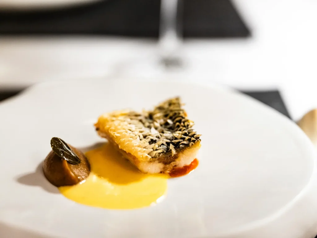Wolfsbarsch l BBQ l Aubergine im Fine Dining Restaurant Stahl Auernhofen zwischen Würzburg und Rothenburg