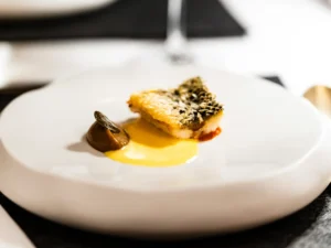 Wolfsbarsch l BBQ l Aubergine im Fine Dining Restaurant Stahl Auernhofen zwischen Würzburg und Rothenburg